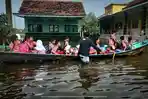 siswa-sd-4-karangrowo-undaan-kudus-berangkat-sekolah-naik-perahu-akibat-banjir-2.jpg