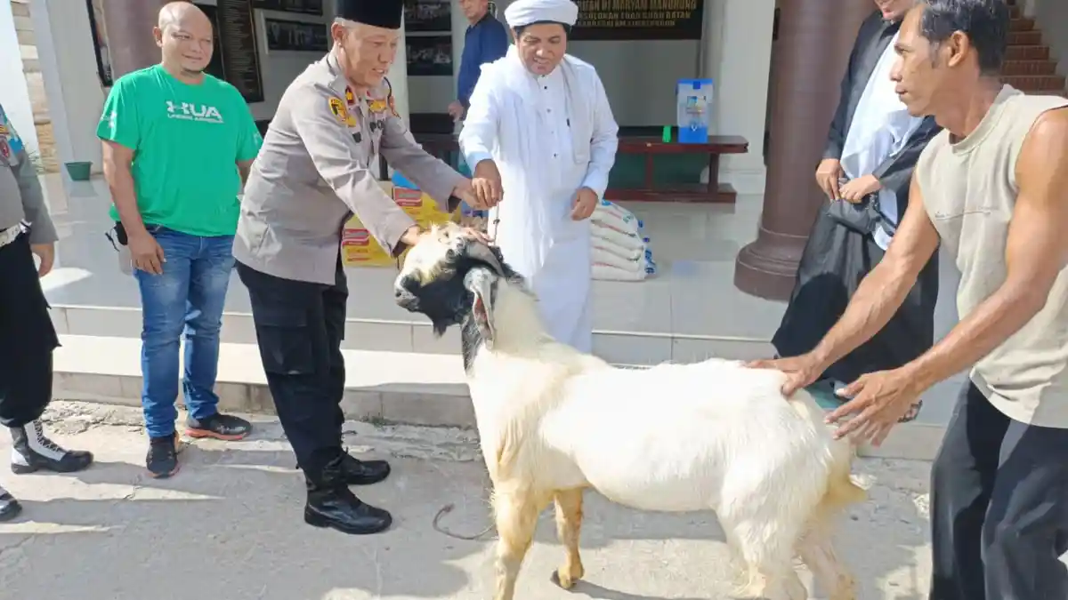 Jelang Idul Adha, Polsek Tanah Jawa Berbagi Hewan Kurban dan Sembako ke Pesantren di Simalungun