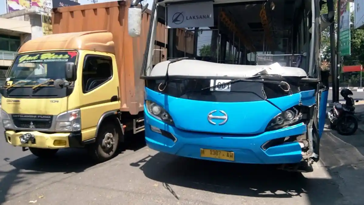 Pengakuan Sopir BRT yang Kecelakaan Karambol: Daripada Nabrak Motor, Mending Saya Kenakan Truk