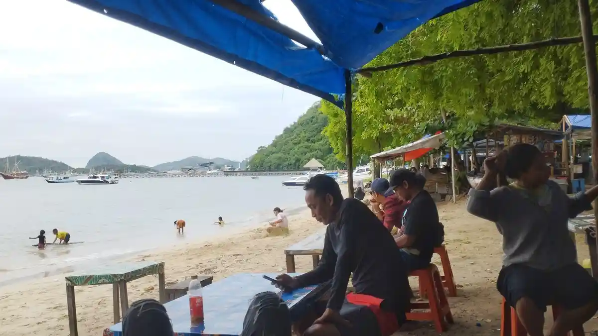 Pedagang di Pantai Pede Labuan Bajo Panen Cuan Selama Libur Nataru