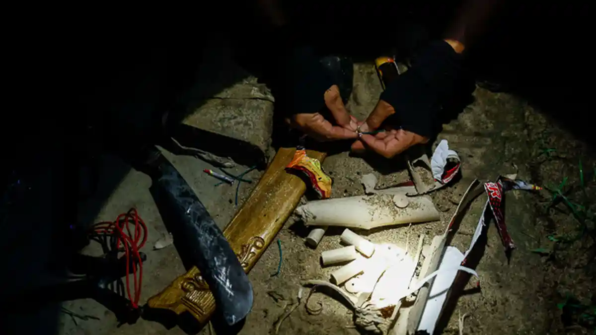 FOTO - Menghalau Kawanan Gajah Liar Yang Masuk ke Kebun Warga Pada Malam Hari - petugas-dari-eru-elephant-response-unit-merakit-buah-sumbu-mercon.jpg