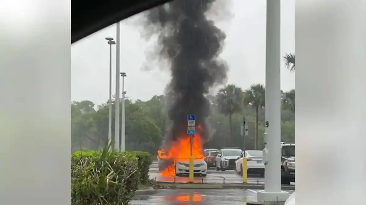 Ditinggal Ibu Mencuri di Toko, Dua Anak Terjebak dalam Mobil Terbakar