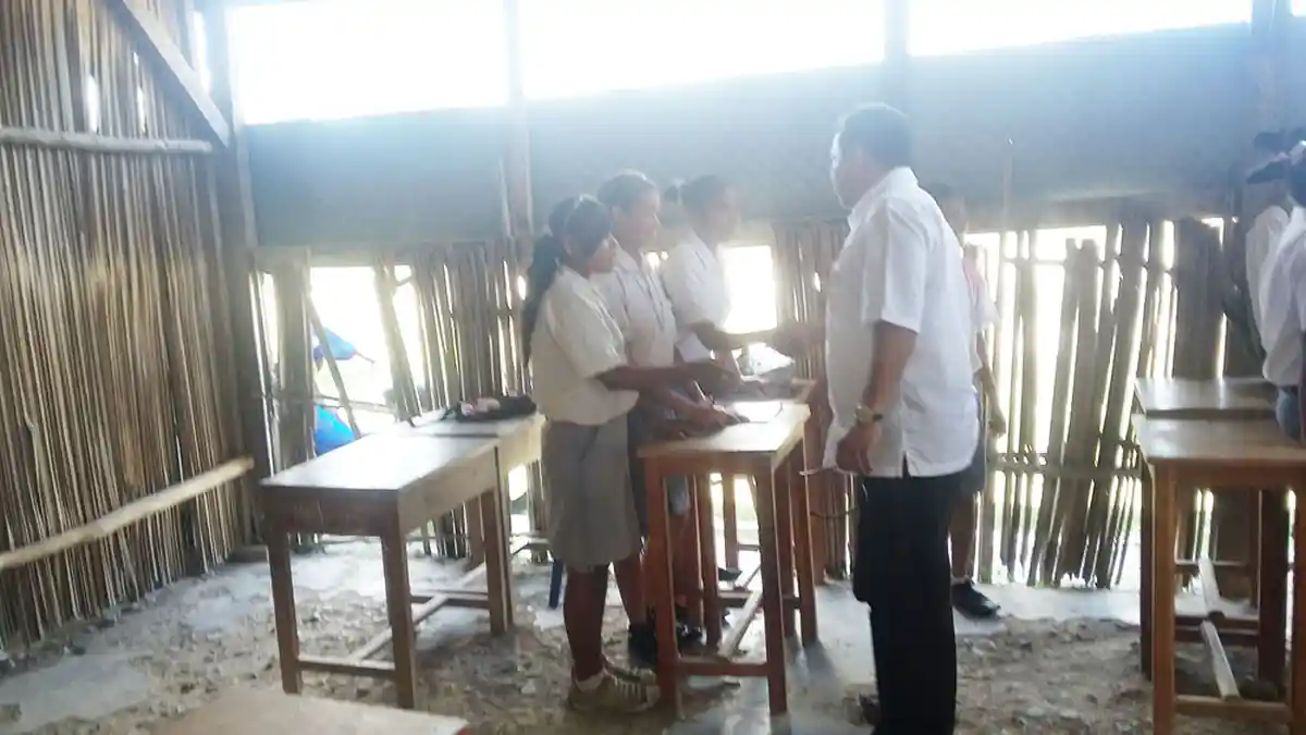 175 Siswa SMAN Raimanuk KBM Di Gedung Reot