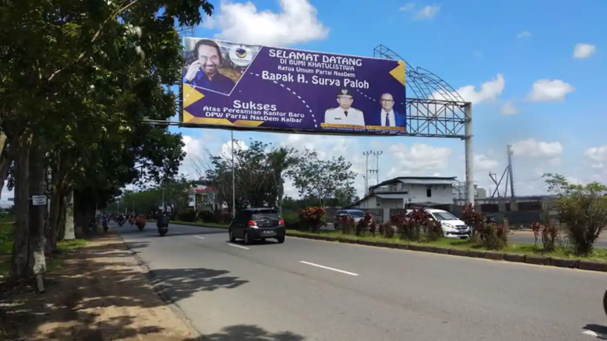 Masih Ditemui APK Peserta Pemilu Bertebaran di Jalan Ahmad Yani Kubu Raya - apk-ooo1.jpg