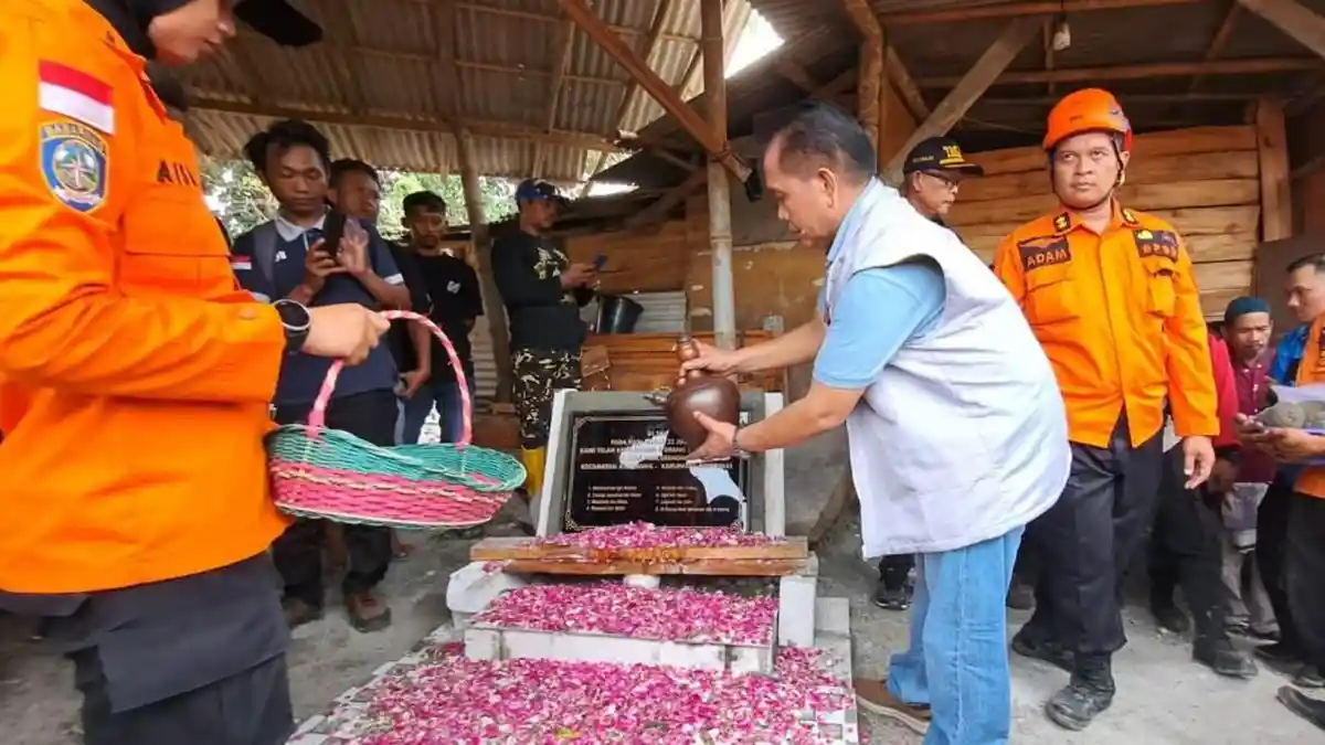 Operasi SAR 8 Penambang Emas Banyumas Ditutup, Diwarnai Tabur Bunga dan Isak Tangis Keluarga