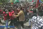 LIVE STREAMING Detik-detik Demo Tolak Pabrik Semen di Kantor Gubernur Kaltim Memanas hingga Ricuh