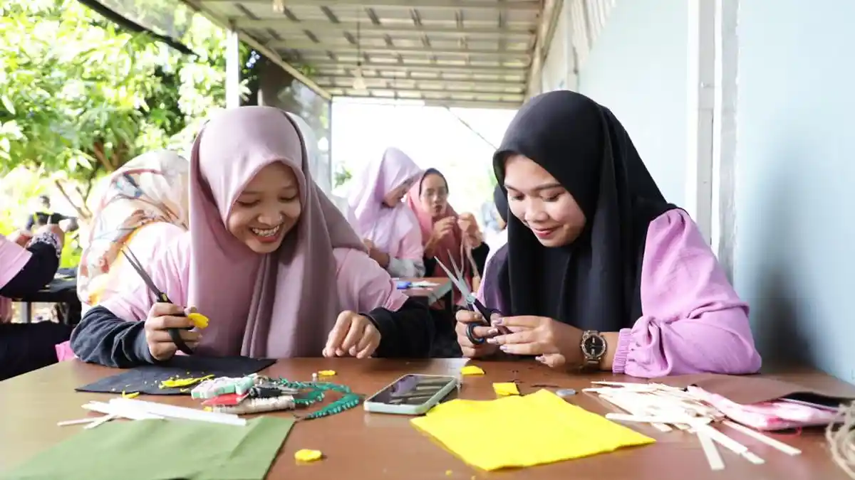 Dorong Perempuan Batang Kreatif, Srikandi Ganjar Gelar Kelas Kerajinan Tangan dari Stik Es Krim
