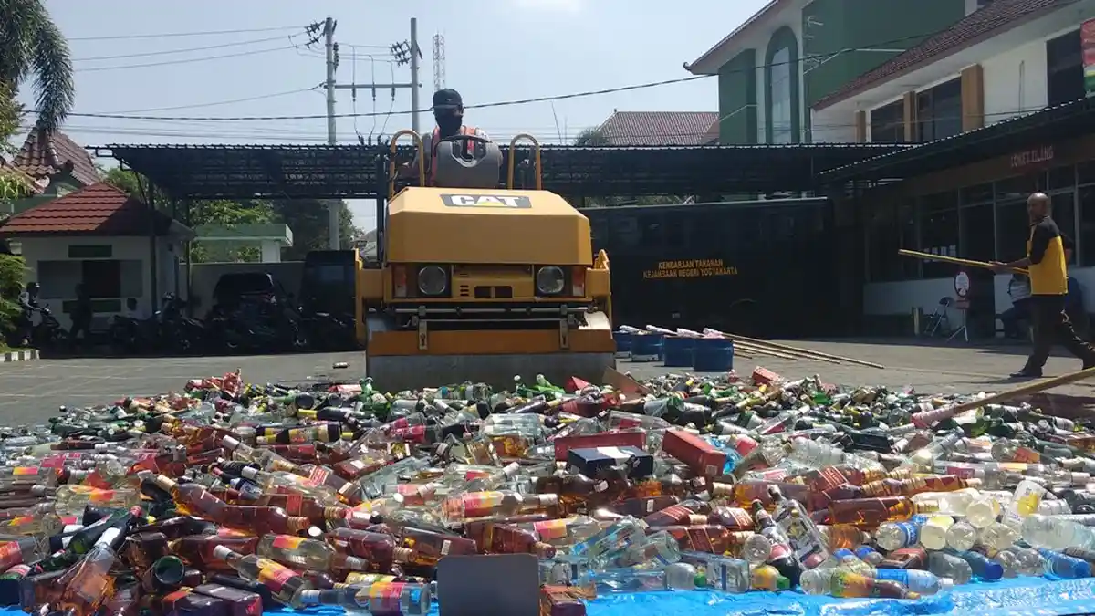 Kejari Yogya Musnahkan Ribuan Botol Miras dan Ratusan Gram Narkotika