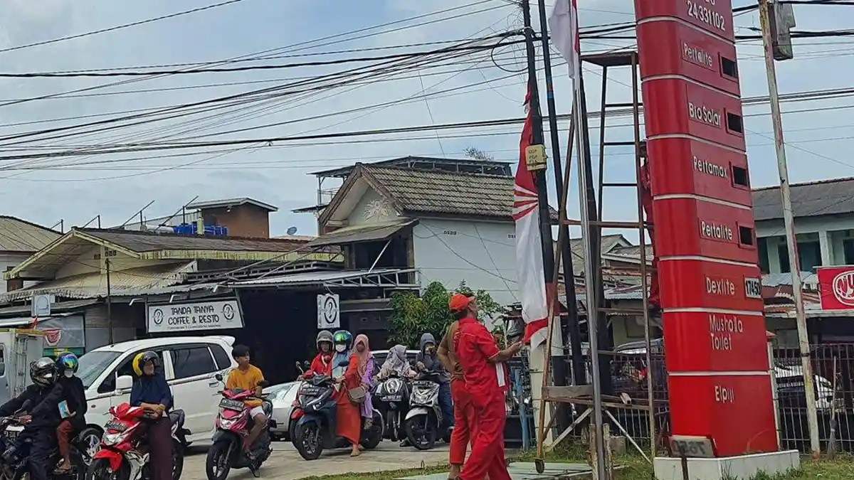 Petugas SPBU di Pangkalpinang Lepas Papan Harga BBM Lama, Harga Pertalite dan Solar Resmi Naik