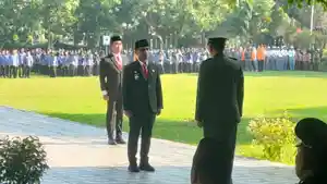 PEMBINA-UPACARA-Bupati-Bangkalan-Lukman-Hakim-di-peghujung-Upacara.jpg