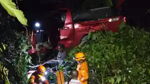 Sebuah-mobil-masuk-jurang-di-kilometer-7-Pegunungan-Arfak-Papua-Barat.jpg