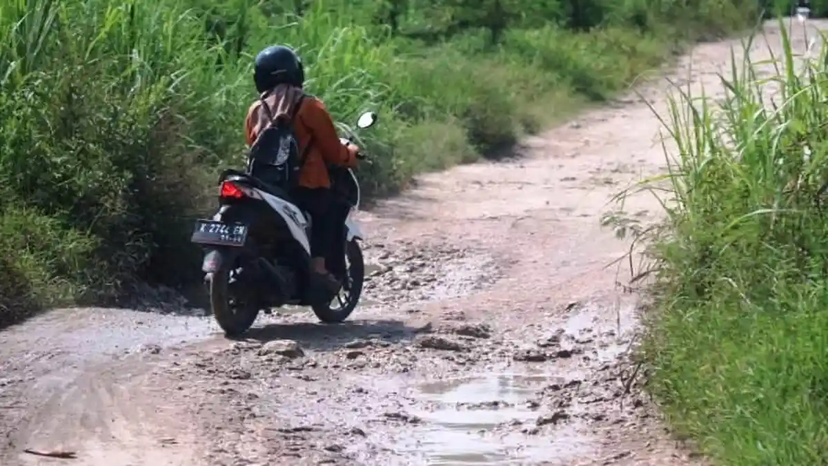 Perdana Didatangi Bupati, Kades Tanggel Curhat Jalan Menuju Desannya Tak Pernah Bagus
