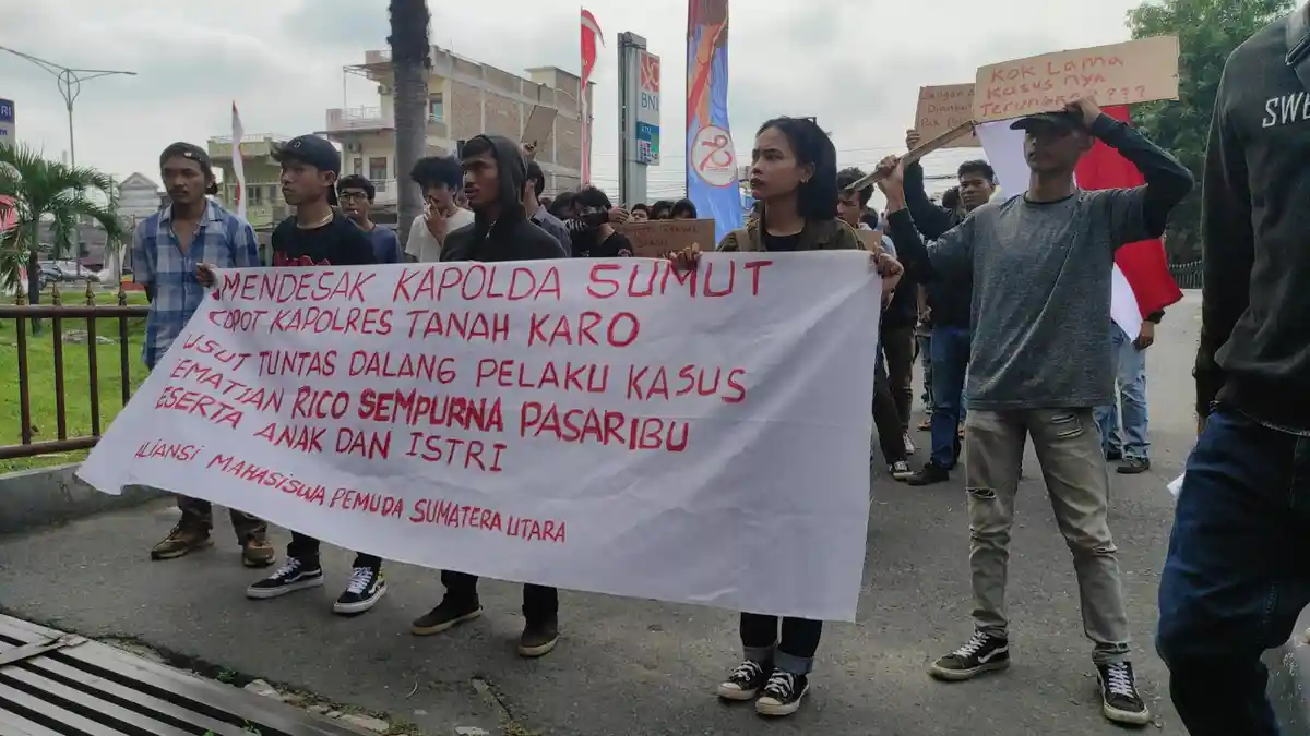 Puluhan Mahasiswa Geruduk Polda Sumut, Minta Kematian Wartawan di Karo Diusut Tuntas Tanpa Ditutupi