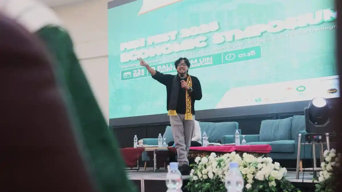 Ferry Irwandi Soroti Bonus Demografi dan Era Digital di FEBI Fest UIN RIL