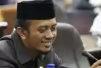 anggota-dprd-kota-makassar-dari-partai-demokrat-basdir-paki-songkok.jpg