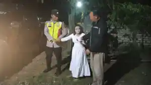 Seorang-perempuan-yang-mengenakan-pakaian-putih.jpg
