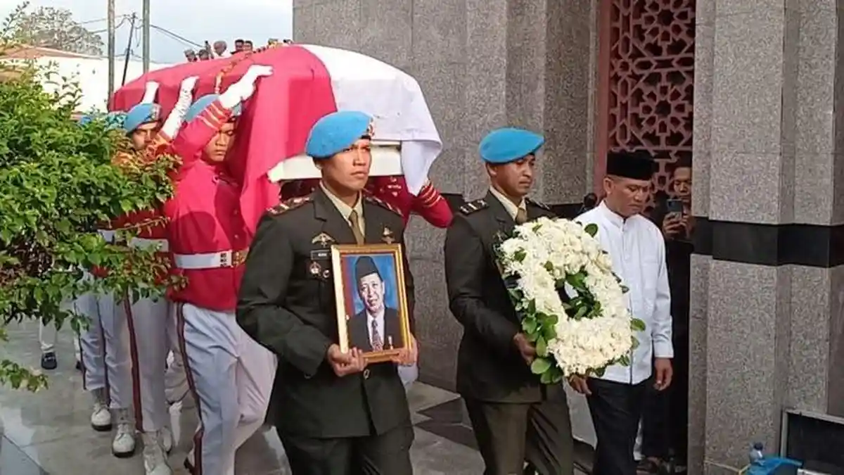 Mantan Wapres Hamzah Haz Dimakamkan Samping Pusara Istri di Bogor