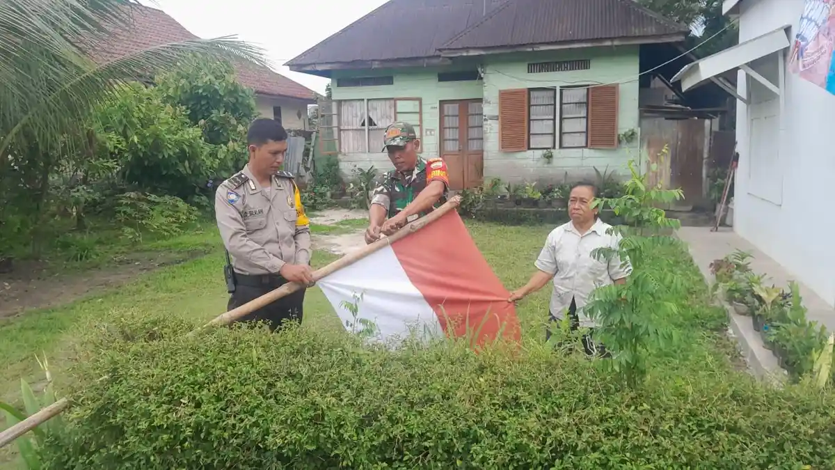 TNI-Polri di Pematang Siantar Kompak Pasang Bendera di Rumah-rumah Warga Binaan