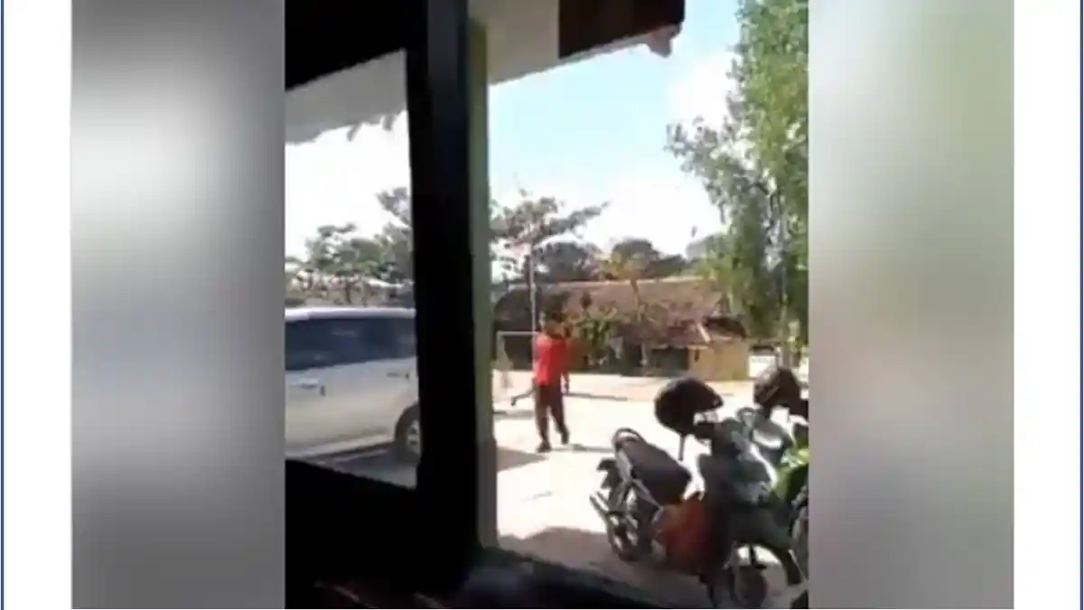 Sambil Tenteng Parang, Seorang Pelajar di Gunung Kidul Minta Ponselnya yang Disita Guru