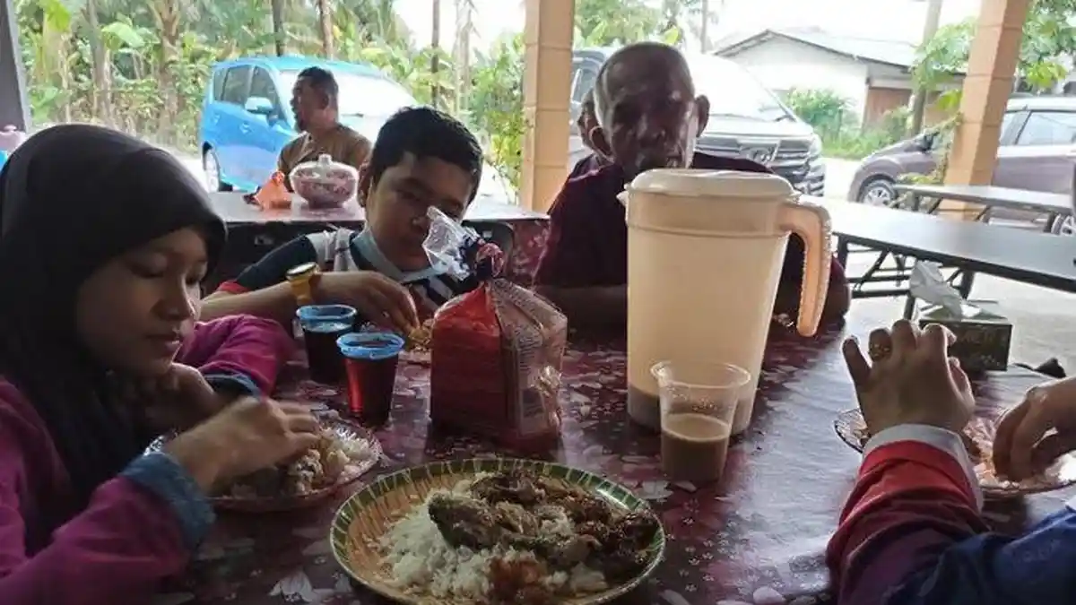 VIRAL Satu Keluarga Terlanjur Nyaman Mengira Makan di Warung, Ternyata Makan di Rumah Orang