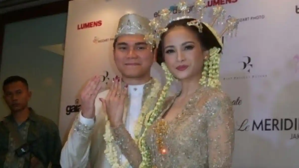 Acha Septriasa Menangis Saat Prosesi Akad Nikah dengan Vicky Kharisma. Ini Penyebabnya