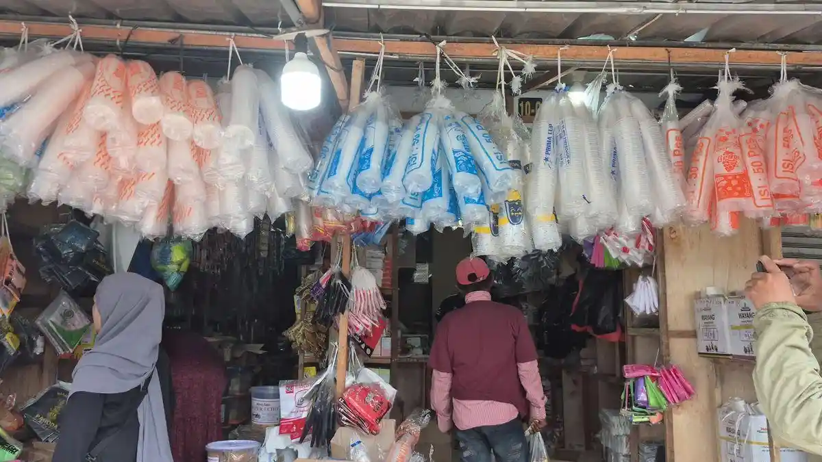 Harga Plastik Terus Naik, Diperkirakan Bertahan hingga Satu Tahun