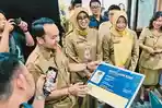 Wali-Kota-Solo-Respati-Ardi-saat-menjelaskan-terkait-pelayanan-kartu-layak-kerja-ke-masyarakat.jpg