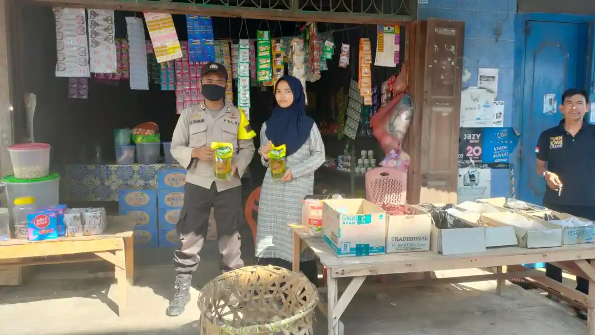 Bhabinkamtibmas Polsek Medang Deras Cek Ketersediaan Minyak Goreng