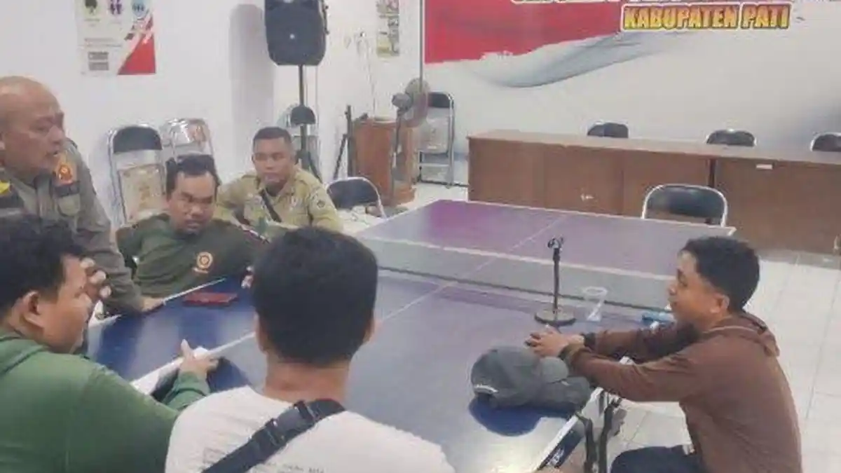 Pengakuan Pengemis di Pati yang Viral Karaoke Bareng LC: Pilih Mengemis untuk Bayar Utang