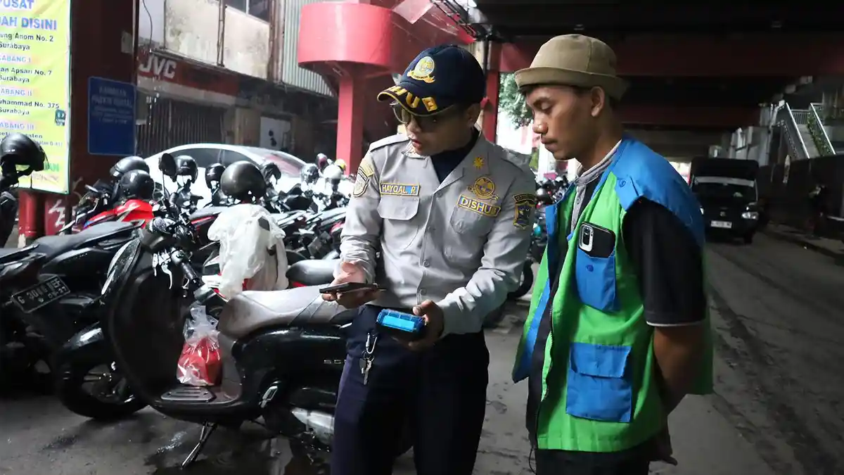 Dishub Wajibkan Rekening Bank Jatim, 740 Jukir di Surabaya Gabung Parkir Digital
