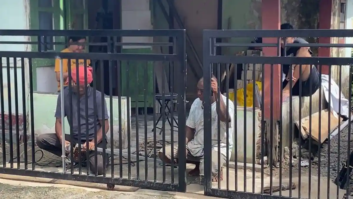 Tabrak Rumah Warga di Galala, Anak Buah Agus Ririmasse Kirim Tukang Perbaiki Pagar Rusak