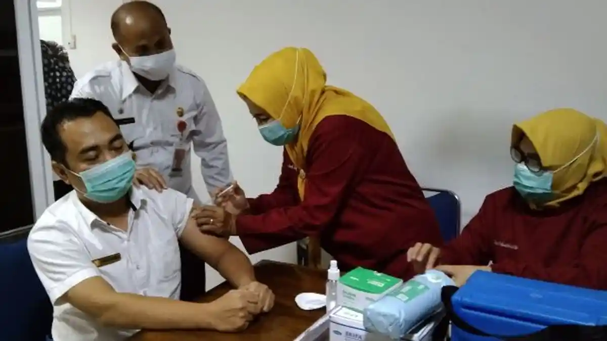 Hari Pertama Vaksinasi Covid-19 Tahap II di Bandar Lampung Sasar 6 Instansi