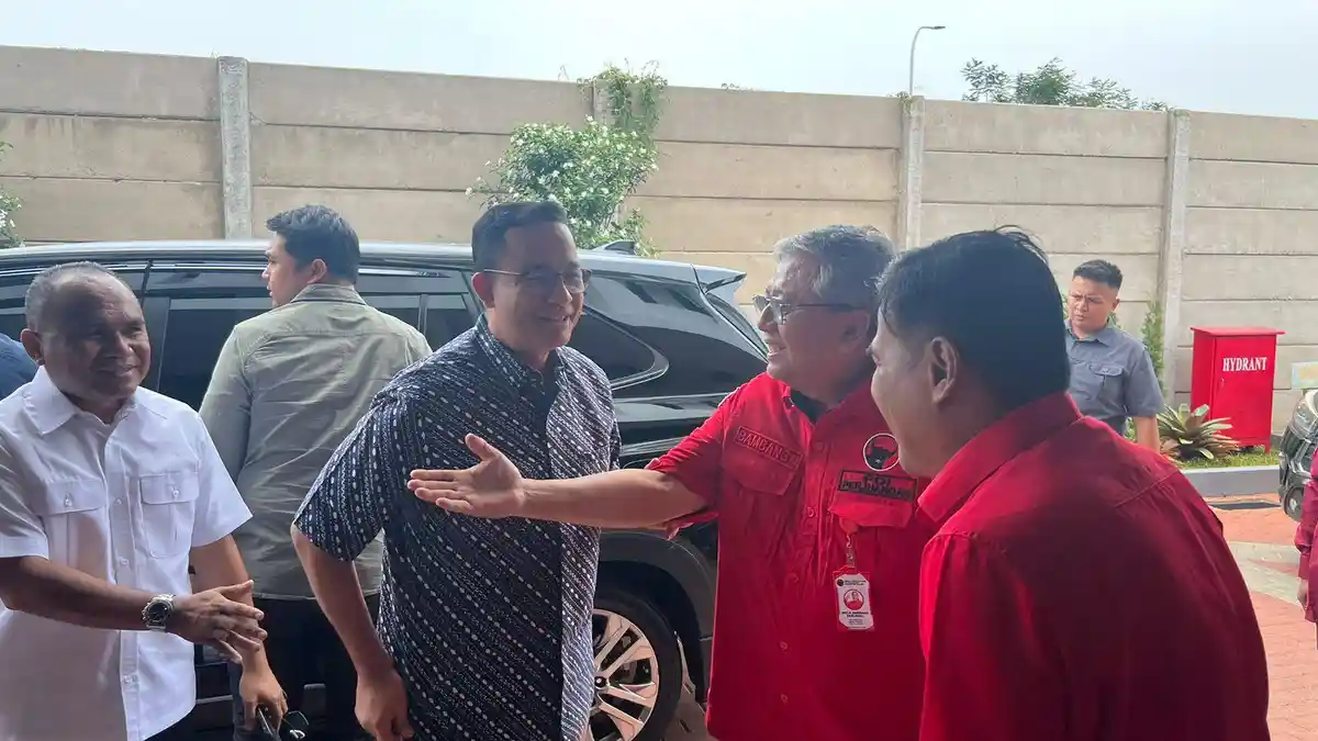 Sambangi Kantor DPD PDIP, Anies Sempatkan Salat Berjamaah