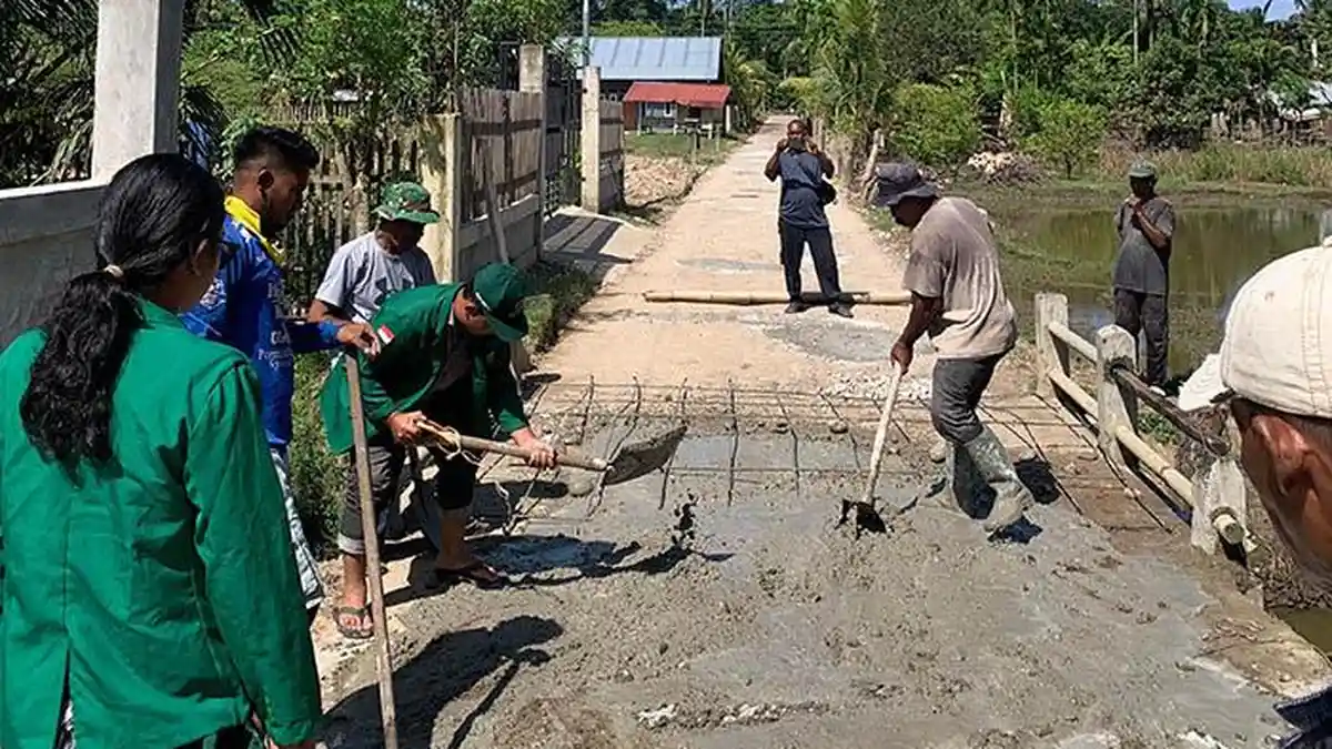 Mahasiswa KKN Unimal Tambal Jalan Rusak Akibat Banjir di Dusun Cot Teungeh
