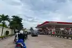 Foto-SPBU-kendaraan-mengantri-untuk-pengisian-BBM-di-SPBU-Batu-Besar-Nongsa.jpg