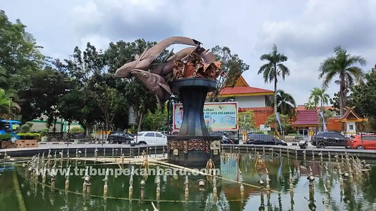Tiga Ikan yang Digambarkan Menari Kini Rebah, Tugu Selais Pekanbaru ...