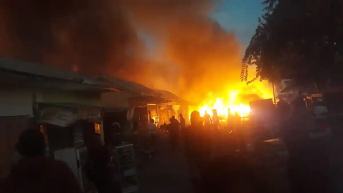 Kebakaran di Pasar Lembor Kabupaten Mabar, 209 Stand Pedagang Terbakar