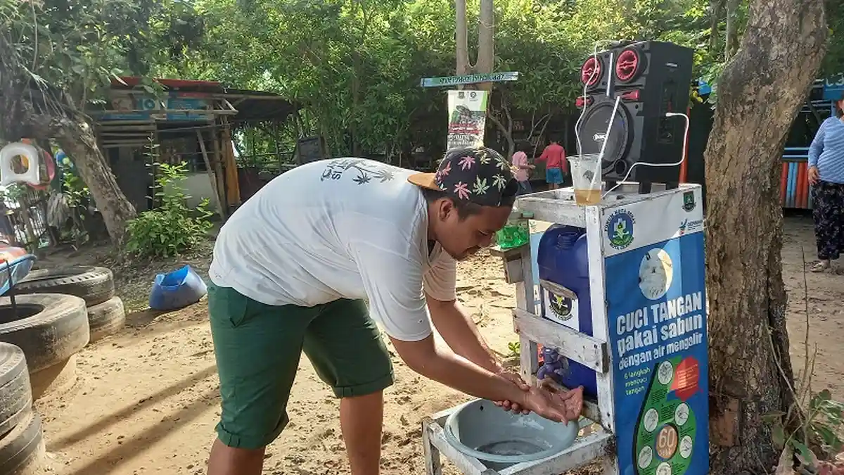 Bersihkan Sampah di Pulau Merak Kecil, Komunitas Anak Pulo Ajak Masyarakat Peduli Lingkungan