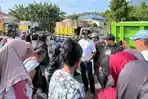 Tuntut Solusi Tempat Jualan, Warga Ternate Barat Blokade Truk Sampah