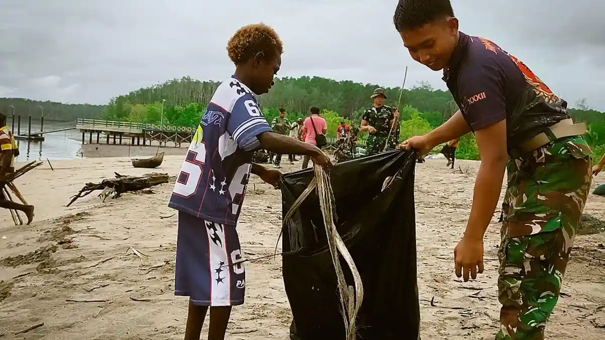 Satgas TMMD Kodim 1710/Mimika Lakukan Aksi Bersih Pantai Keakwa