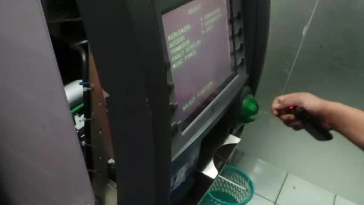 Oknum Satpol PP Ramai-ramai Bobol ATM Bank Swasta, Uang Diambil, tapi Saldo Tak Berkurang