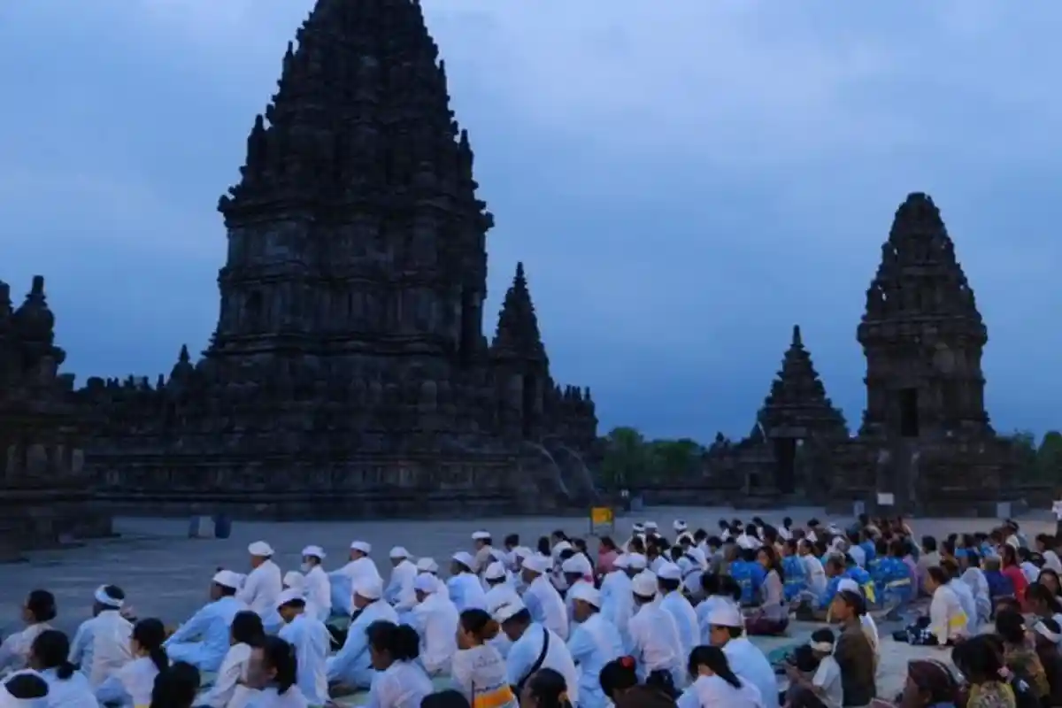 Ribuan Umat Hindu Doakan Palestina di Candi Prambanan