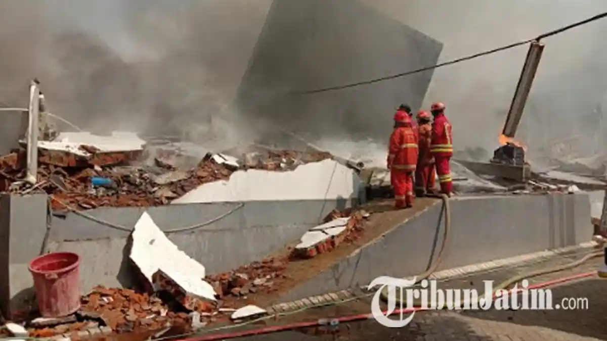 BREAKING NEWS - Gudang Distributor Makanan Ringan dan Tisu di Karangploso Terbakar hingga Ambruk
