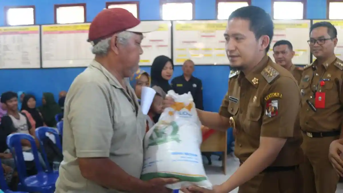 Dampak El Nino, Wabup Lampura Serahkan Bantuan Beras dari Bulog untuk Warga Way Wakak