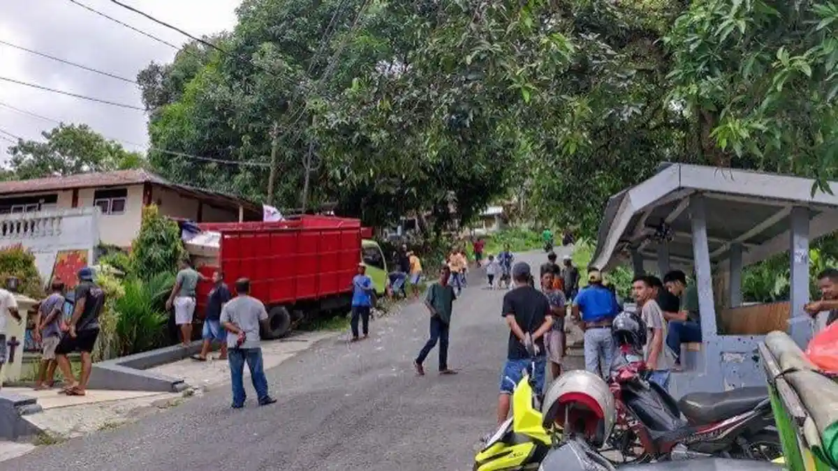 Kepala JPL Bulog Maluku Malut Pukul Wartawan Sampai Memar Saat Meliput Truk Tergelincir