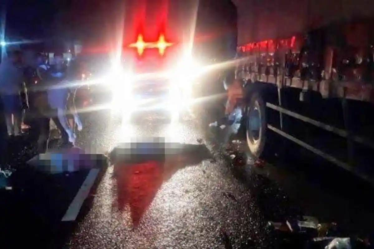 Kecelakaan Maut Pukul 21.30 WIB, 1 Orang Tewas, Mobil Pikap Tabrak Motor yang Hendak Pindah Lajur