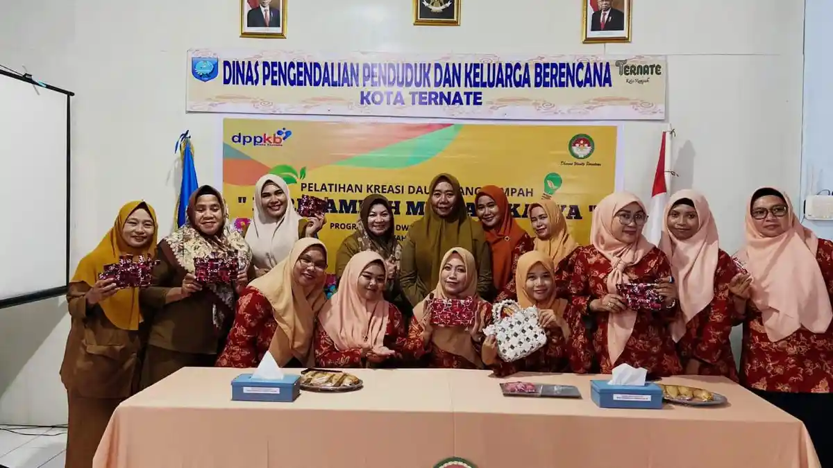 DWP DPPKB Ternate Maluku Utara Tingkatkan Kreatifitas Anggota Lewat Pelatihan Daur Sampah