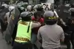 Mahasiswa Bentrok dengan Polisi