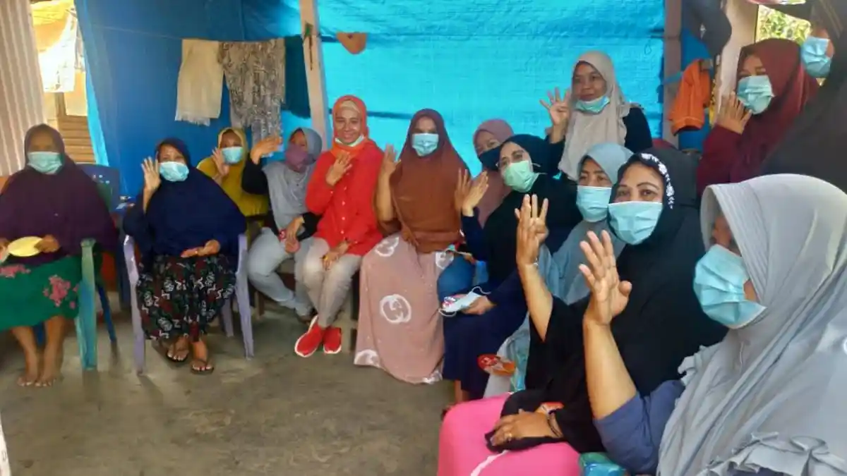 Anir Bagi-bagi Masker dan Beli Alat Rumah Tangga di Pasar Pangkajene