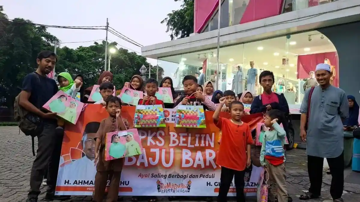 Bocah Prasejahtera di Rawamangun Jaktim Girang Ikuti Program PKS Beliin Baju Baru